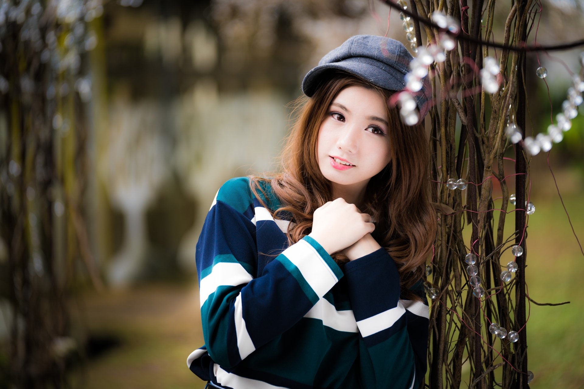 Smiling brunette woman and model wearing a cap, portrait with shallow depth of field — 4K Ultra HD PC desktop wallpaper and background.