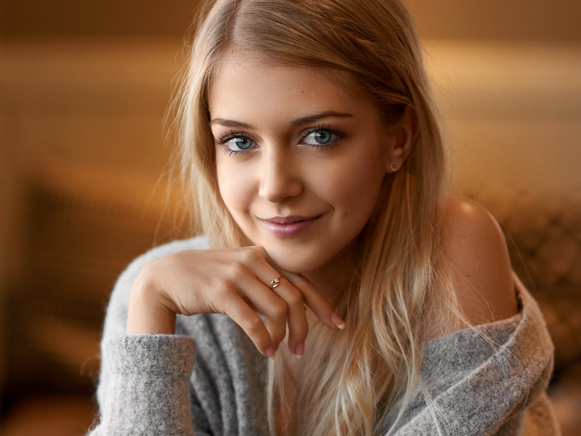 Teenage Girl with Blonde Hair - wide 5