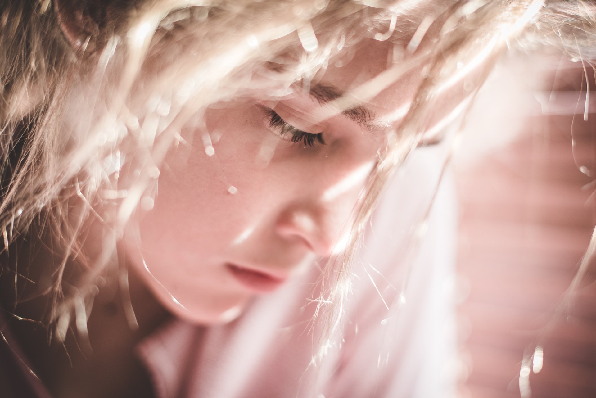 Close-up of a sunny, softly lit woman’s face with delicate highlights, captured in a 4K Ultra HD wallpaper featuring a serene model portrait.