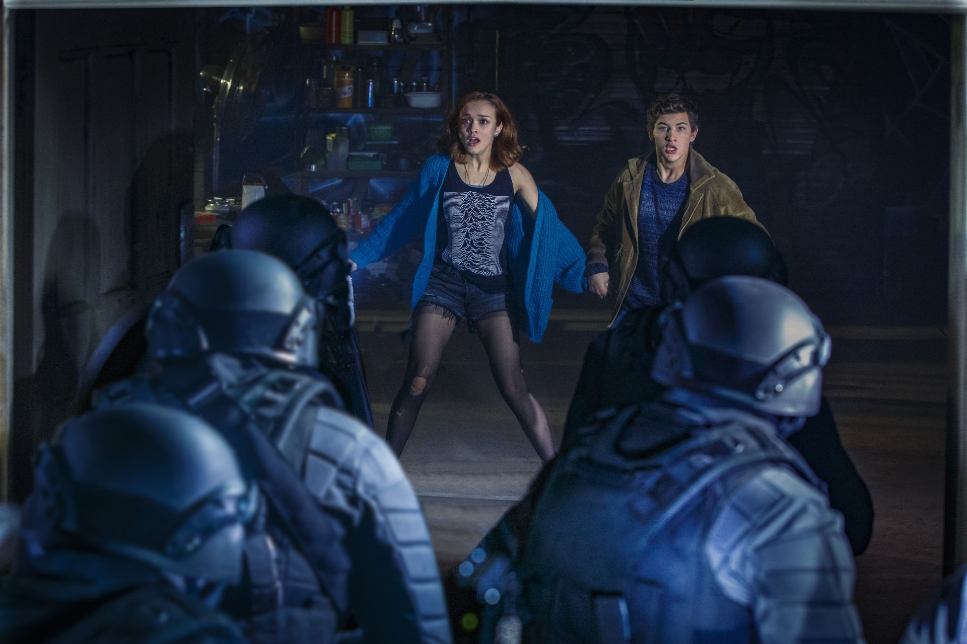 Olivia Cooke and Tye Sheridan in a tense scene from the movie Ready Player One, captured in a 4K Ultra HD PC desktop wallpaper.
