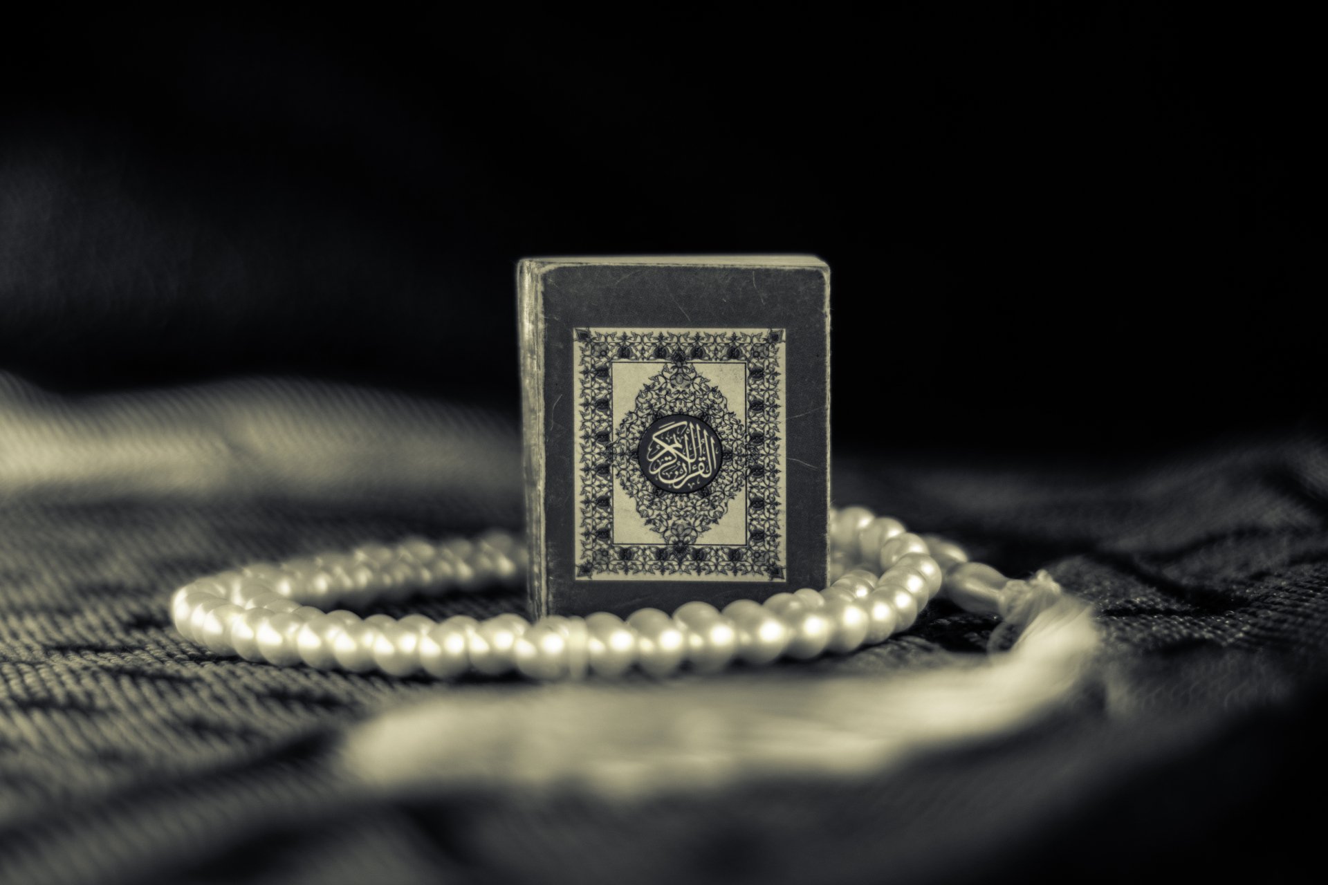 Download Religious Holy Book Of Kurane Kerim 4k Ultra HD Wallpaper