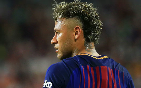 HD desktop wallpaper: profile of a Brazilian soccer player with a curly mohawk haircut in a blue-and-red club jersey, stadium crowd blurred in the background.