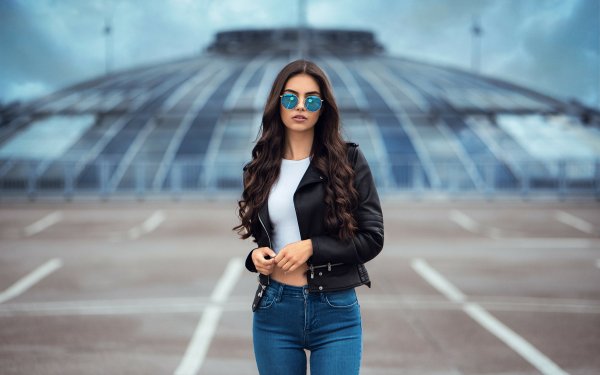 Mujeres Modelo Modelos Depth Of Field Sunglasses Long Hair Black Hair Leather Jacket Jeans Fondo de pantalla HD | Fondo de Escritorio