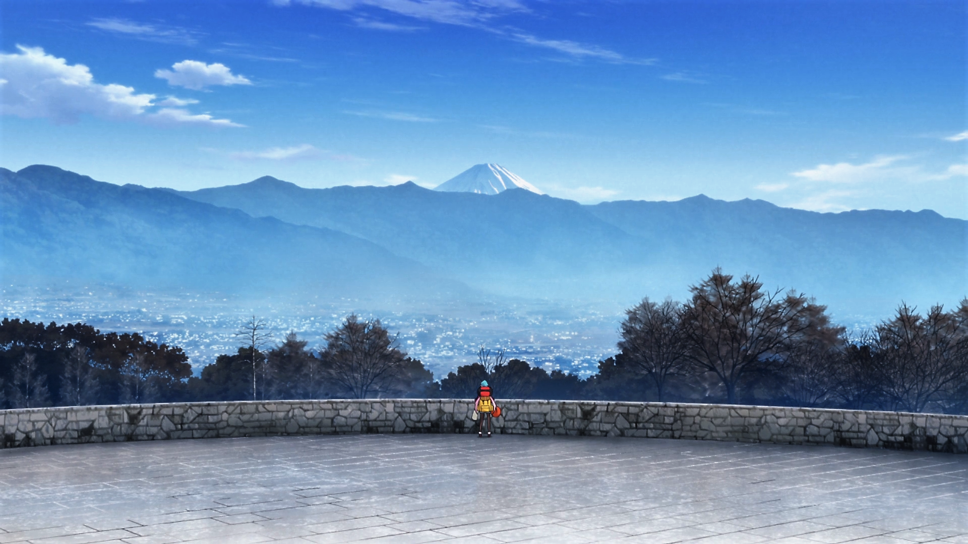 HD desktop wallpaper featuring Nadeshiko Kagamihara from the anime Laid-Back Camp against a scenic mountain backdrop with clear blue skies.