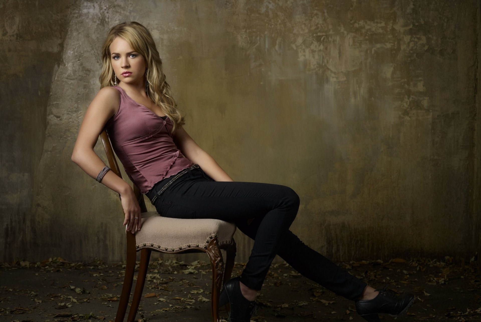 Brittany Robertson Hd Wallpaper Background Image