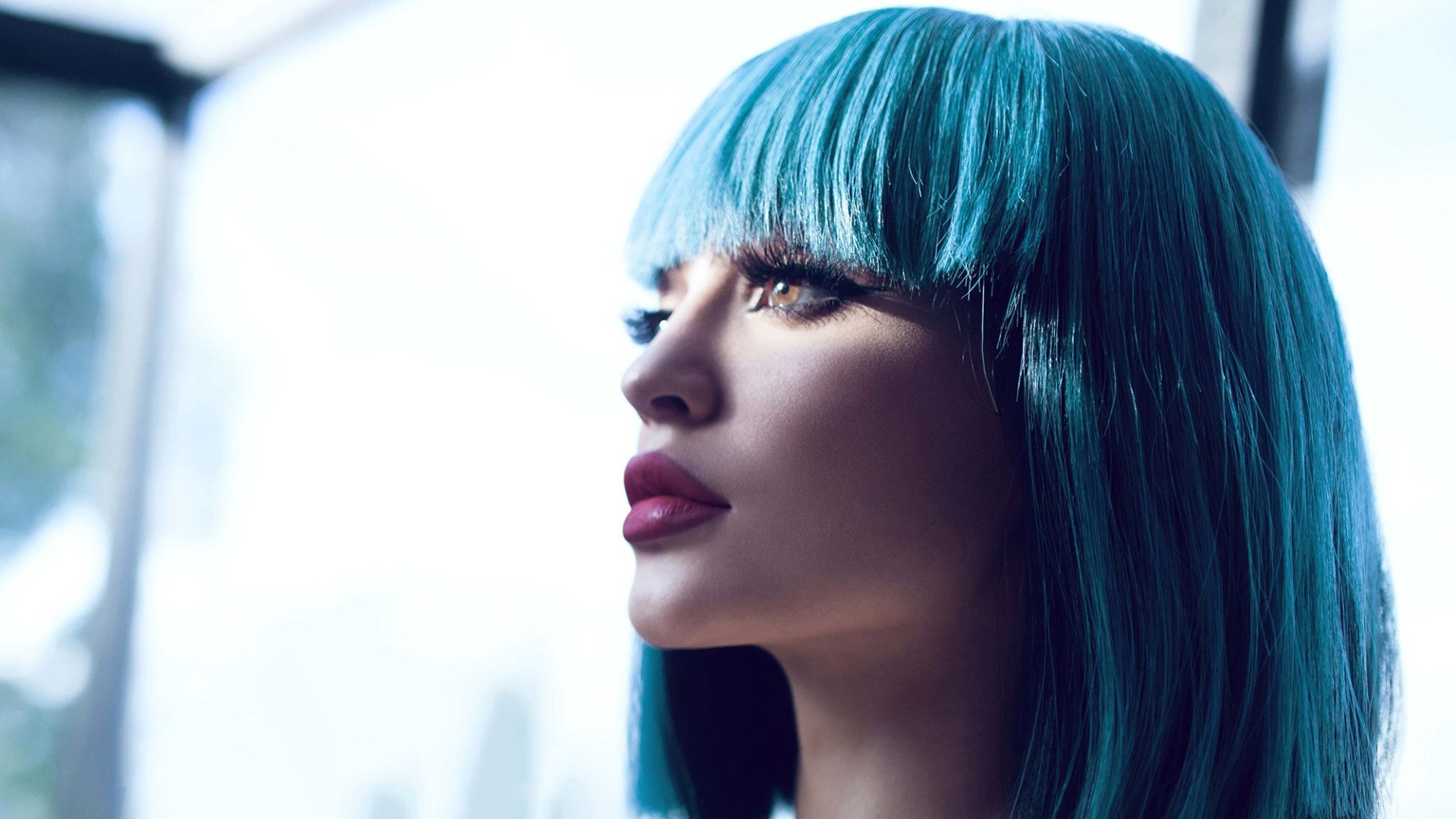 Download Blue Hair Lipstick American Face Model Celebrity Kylie Jenner HD Wallpaper