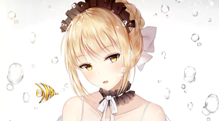 An HD desktop wallpaper featuring Saber Alter from Fate/Grand Order, with blonde hair, yellow eyes, and a black headband. A yellow fish swims nearby, surrounded by bubbles on a white background.