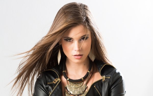 Femmes Top Model Top Modèls Brune Long Hair Necklace Brown Eyes Earrings Leather Jacket Fond d'écran HD | Image