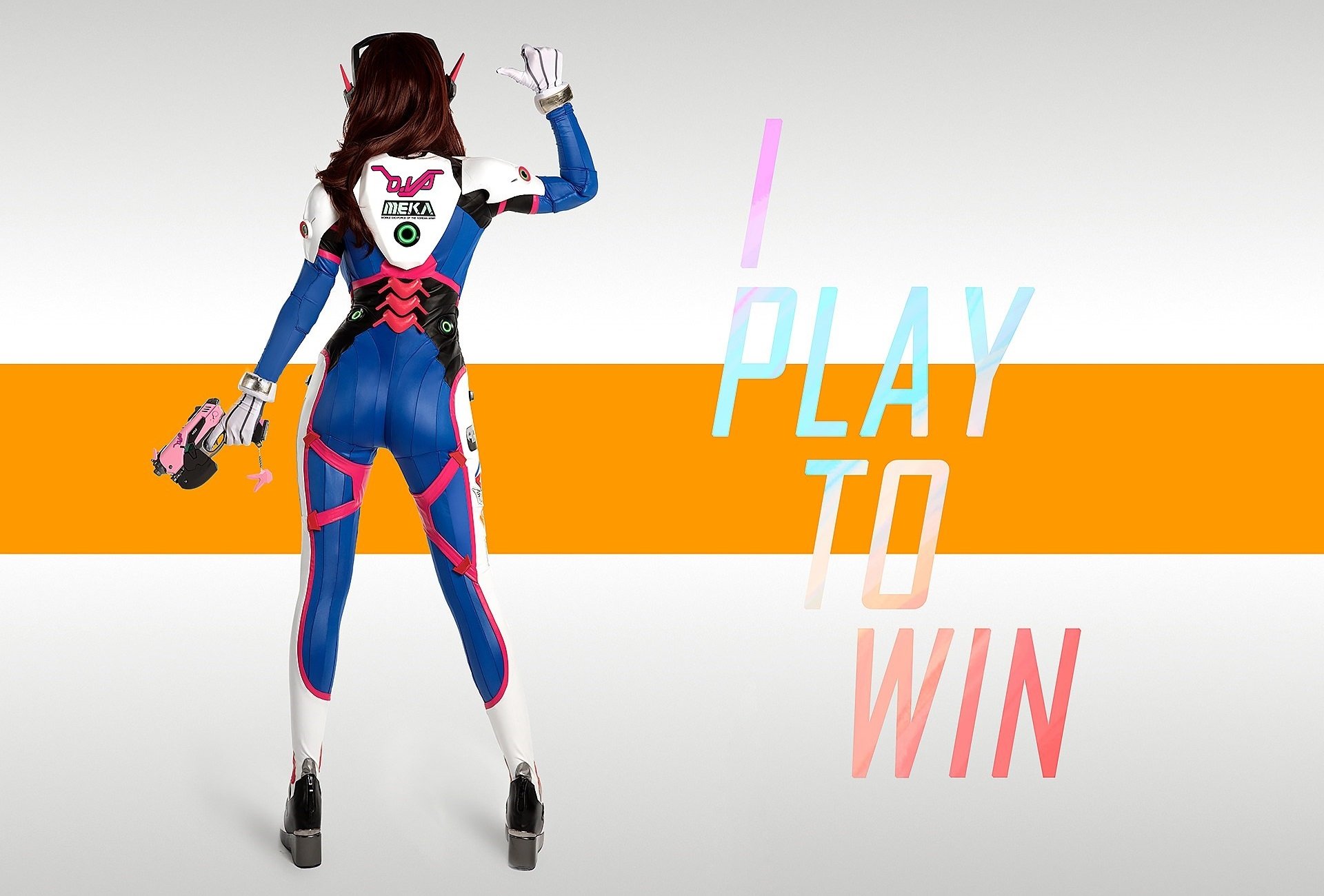 HD PC desktop wallpaper/background: woman cosplaying D.Va (Overwatch) in a blue mech suit, back view holding her pistol, standing before an orange stripe and PLAY TO WIN text.
