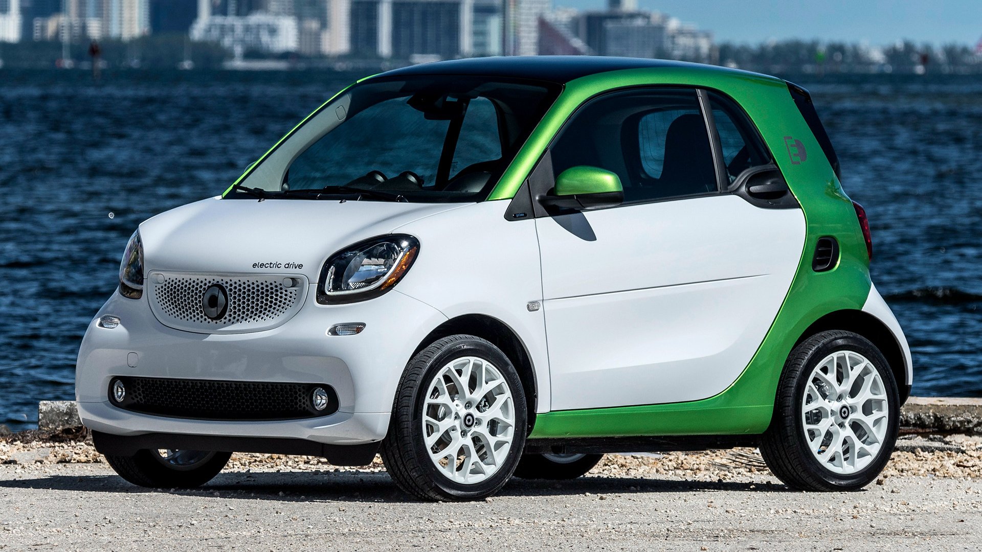 Download Car Hatchback Electric Car Vehicle Smart Fortwo HD Wallpaper