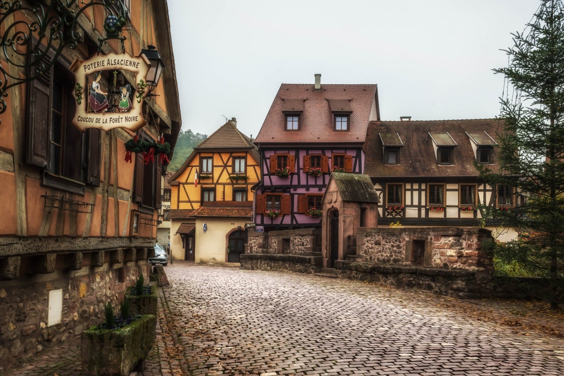 pottery-shop-in-the-old-medieval-town-of-kaysersberg-france