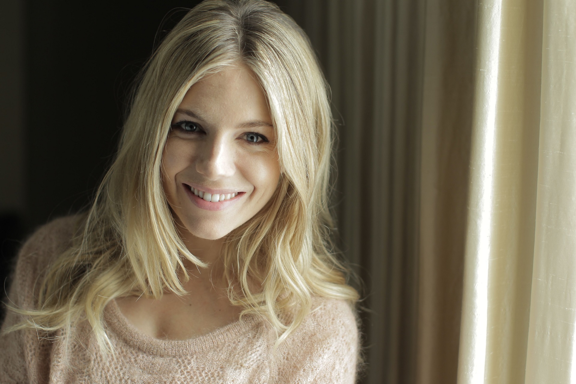 Download Blue Eyes Smile Blonde Actress Celebrity Sienna Miller Hd Wallpaper 