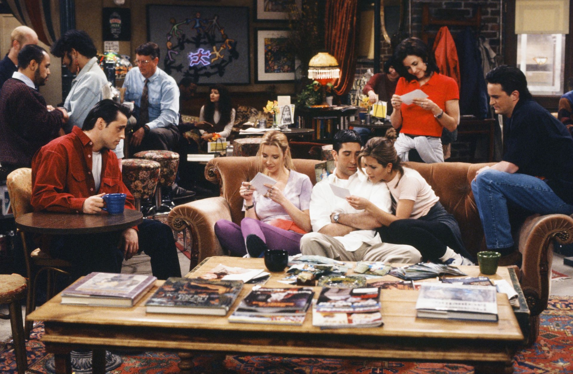 Download Chandler Bing Matthew Perry Ross Geller David Schwimmer Monica Geller Courteney Cox Joey Tribbiani Matt LeBlanc Phoebe Buffay Lisa Kudrow Rachel Green Jennifer Aniston Friends (TV Show) TV Show HD Wallpaper